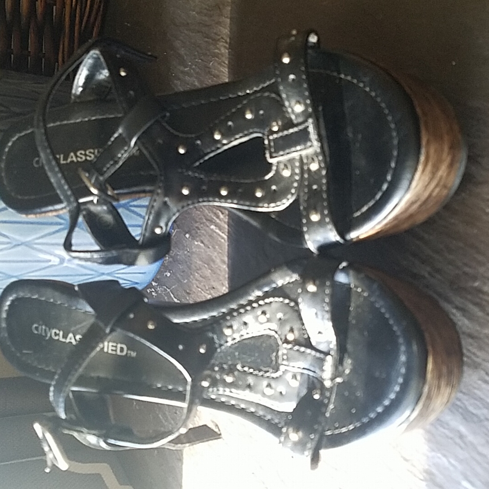 Black wedges